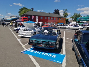 Schapschsse und Impressionen
vom vollen Parkplatz mit Capri's.
Schapshots and impressions
from the full car park with Capri's.